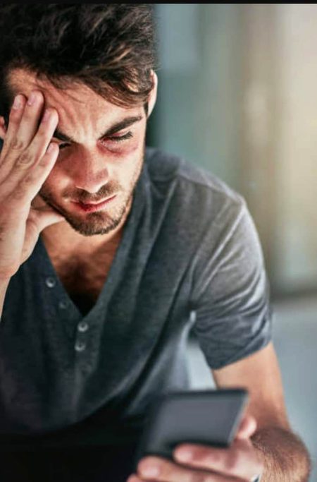 فون کے اس پار دل نہ لگایا کریں
ورنہ کبھی کبھی
کسی کی ہری بتی کے ساتھ ہی دل بھی بجھ جاتا ہے
ایک میسج کا ریپلائی نہ ملنے پر
پہروں رونا پڑ جاتا ہے
اور کبھی کبھی
ہمیشہ کے لئے رک چکے لاسٹ سین کے ساتھ ہی
زندگی بھی کہیں رک جاتی ہے
فون کے اس پار دل نہ لگایا کریں🔥 Mahii 💔