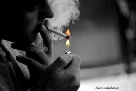 -" بڑا حکیم تھا جس نے ایجاد کی سگریٹ 🚬
اڑھائی انچ میں غم کا علاج رکھا ہے 🥀💔✨🥀