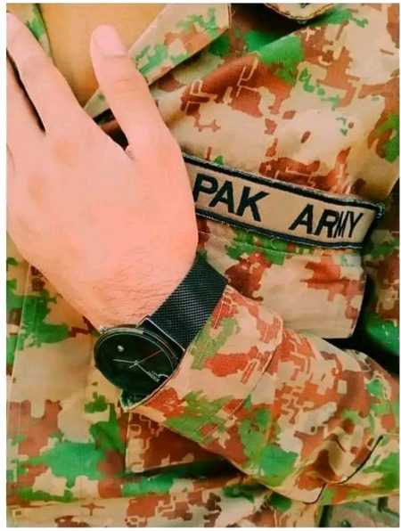 وہ آنکھیں کُھولتی ہے
کھڑکی کے پیچھے سے
اور بیلوں پر پھول نمودار ہو جاتے ہیں
❤️
عیان علی
صبح بخیر اچھے لوگو
😊