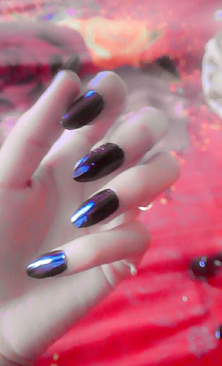 Bri mushkil sy lmby huye hn nails