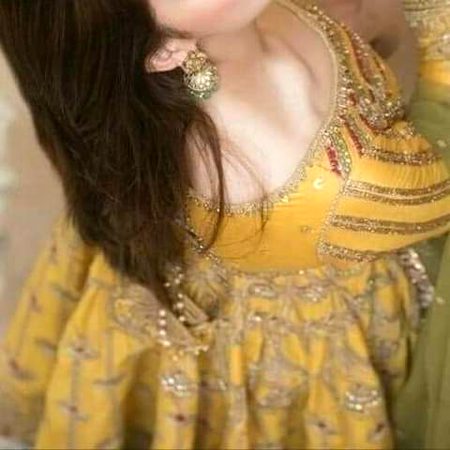 رشتے نبھانے کا ظرف نہ ہو تو 😑
بنانے سے بھی گریز کرنا چاہیے 😊