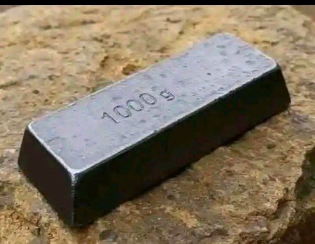 یہ ایک ہزار گرام لوہے کا ایک بسکٹ ہے اس کی خام قیمت تقریباً 200 روپے ہے۔ اگر آپ اس سے گھوڑے کے نعل بنائیں گے تو یہ بڑھ کر تقریباً ایک ہزار کا ہو جائے گا ۔ اگر آپ اس سے سلائی کی سوئیاں بنائیں گے تو اس کی قیمت تقریباً چالیس ہزار روپے ہو جائے گی ۔ اگر آپ اس سے گھڑی کے سپرنگ اور گیئر بنائیں گے تو اس کی قیمت تقریباً چالیس لاکھ روپے تک ہو جائے گی اور اگر آپ اس سے لتھوگرافی میں استعمال ہونے والے پریسیژن لیزر پارٹس بنائیں گے تو اس کی قیمت تقریباً ایک کروڑ تک جا پہنچے گی ۔ 
آپ کی اصل ویلیو وہ نہیں جو آپ کو وراثت میں ملی ہے بلکہ وہ ہے جو آپ خود کو بہترین انداز میں ڈھال کر بناتے ہیں۔😴