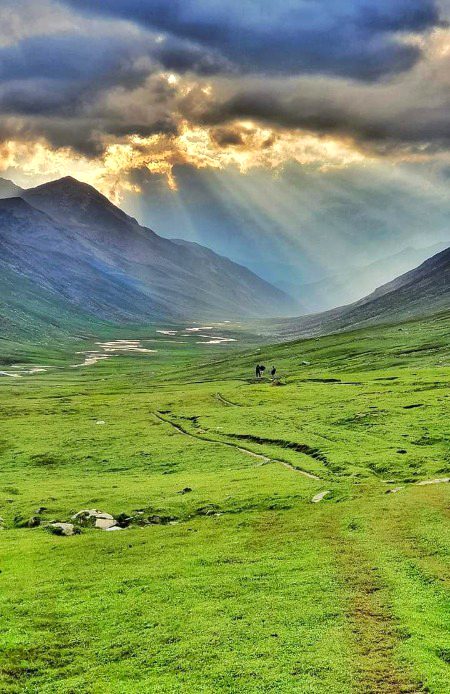 "Mullah ki basti"  ki aik khobsorat Shaam ❤
Dudipatsar Track  ..Kaghan valley