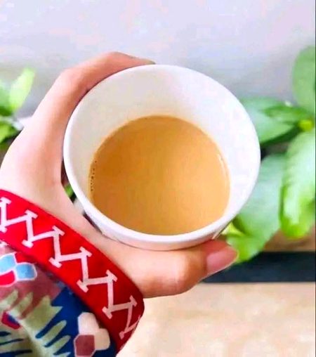 بکھرے پتے
خشک ہوائیں،
سردی کی آمد،
ڈھیروں یادیں ،
اور میرے ہاتھوں سے بنی چائے ☕کی مہک
اور،،،
اکتوبر کی سہانی شامیں❤️