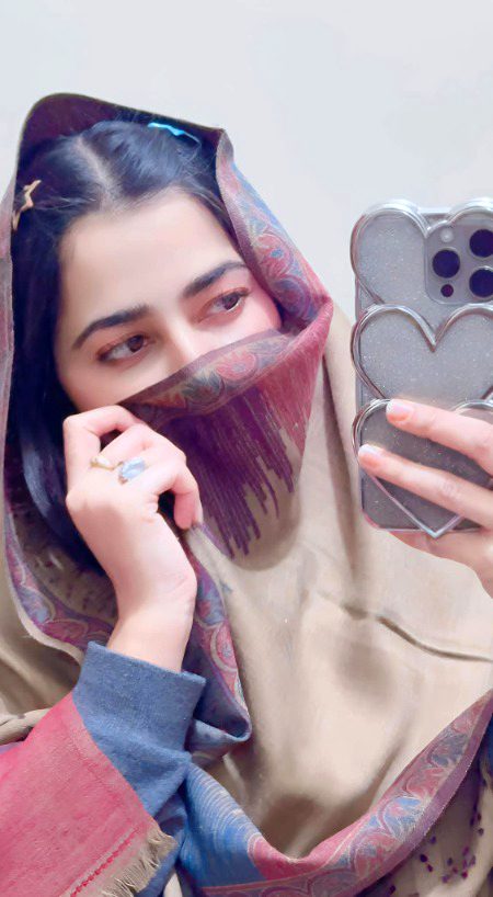 اک حسیں آنکھ کے اشارے پر
قافلے راہ بھول جاتے ہیں🥀