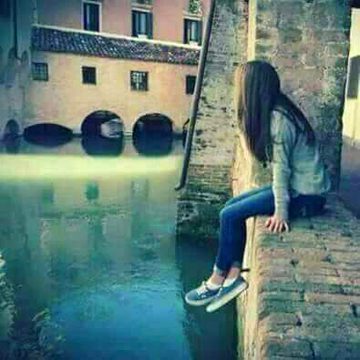 میں انتہائی انا پرست لڑکی ہوں جناب ✨🖤
میں نے تو کبھی بات کی پہل اپنے من پسند شخص سے بھی نہیں کی 🥀💯