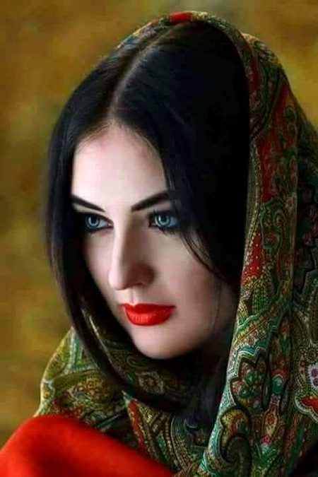 اِتنا نہ یاد کر اْسے تھکتی هے یاد بھی..
اے دل ذرا سنبھل کہ بہکتی هے یاد بھی.
تیرے ہی پاس ہوگا مرا گمشدہ سکوں.
تیرے  ہی  اردگرد بھٹکتی هے یاد بھی.
کیسا ہجوم ِ درد هے اے دل کہ ان دِنوں.
دم بھی الجھ رہا هے اٹکتی هے یاد بھی۔💔Unzii🥀