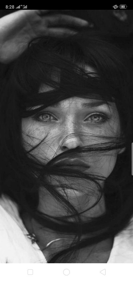 وہ تبسم کا تبرک بانٹتا تھا.
اور میں چیختا تھا.
اے سخی میرا حصہ رہ گیا🔥 Mahii 💔