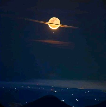 چاند کا خوبصورت منظر
جگنو 💞