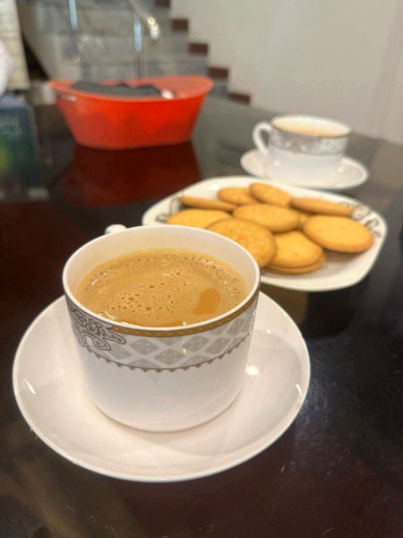نہ پوچھو دل ناداں کی مرض کی دوا
بس گرما گرم چائے اور ٹھنڈی ہوا ❤🌸