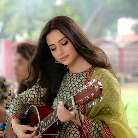 آج کیا بات ھے کہ پُھولوں کا..
رَنگ تیری ہَنسی سے مِلتا ھے.
مِل کے بھی جو کبھی نہیں مِلتا.
ٹُوٹ کر دِل اُسی سے مِلتا ھے💔Unzii🥀