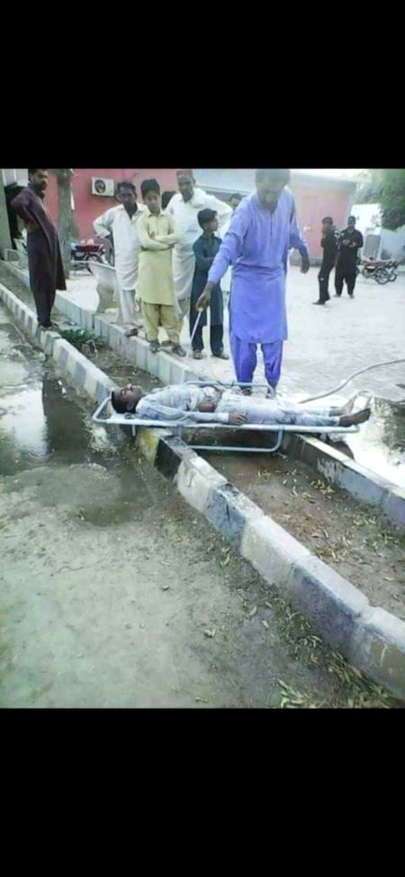 اور علماء کرام کو گالیاں دو! انہیں جاہل کہو!😭
 انہیں حقیر ،کمزور اور زلیل سمجھو لیکن یاد رکھو!
 جب علماء کرام نہیں ہوں گے تو تمھیں
 اس طرح غسل دیا جاے گا مرنے کے بعد۔لوگوں کو سکھانے والا کوئی نہیں ہوگا
 کوئی تمھیں ہاتھ لگانے کے لیے بھی تیار نہ ہوگا!
 ابھی بھی وقت ہے☝
جنہیں اللہ اور اس کے رسول صلی علیه وسلم نے ہمارا بڑا بنایا ہے
انہیں دنیا اور آخرت کا اپنا امام،اپنا مقتدا،رہنما
 ،رہبر اور قائد مان کر زندگی گزارو!!!