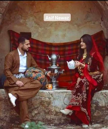 لاکھ ملیں یہاں ہستے چہرے ، کوٸی نہیں ہوتا یار برابر 
وہ ایک مُکھ لگتا ہے بس نایاب ہمیں ، باقی سب خاک برابر
میں جو ڈالوں عرضیاں بھی تو اک اک کر کے ساری رد
تُو جو ہس کر ڈالے ایک نظر ، وہ ایک نظر بھی لاکھ برابر 🥀Mushk