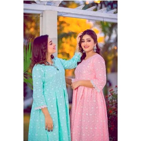 تیرا حُسن اپنی جگہ کمال ہے۔۔👌
مگر ہائے! وہ تیری گول گپی سہیلی۔۔😍🙊😜
ZALIM