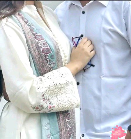 ساری دُنِیا کا ساتھ اپنی جگہ 
تیرے ہونے کی بات اپنی ہے