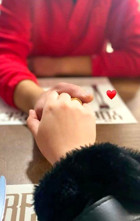 یہ دل بھُلاتا نہیں ہے مُحبتیں اُس کی
پڑی ہُوئی تھیں مُجھے کِتنی عادتیں اُس کی
یہ میرا سارا سفر اُس کی خوشبوؤں میں کٹا
مُجھے تو راہ دِکھاتی تھیں ، چاہتیں اُس کی
گِھری ہُوئی ہوں میں چہروں کی بھیڑ میں لیکن
کہیں نظر نہیں آتیں ، شباہتیں اُس کی
میں دُور ہونے لگی ہوں تو ایسا لگتا ہے
کہ چھاؤں جیسی تھیں مُجھ پر رفاقتیں اُس کی
یہ کِس گلی میں یہ کِس شہر میں نِکل آئے
کہاں پہ رہ گئیں لوگو صداقتیں اُس کی
میں بارِشوں میں جُدا ہو گئی ہوں اُس سے مگر
یہ میرا دل ، مِری سانسیں ، امانتیں اُس کی