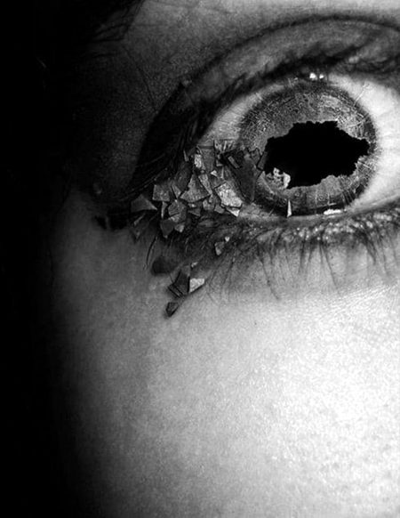 چبھتے ہیں مسلسل مجھے کانچ کے سپنے،
خوابوں کو میری آنکھ میں توڑا ہے کسی نے