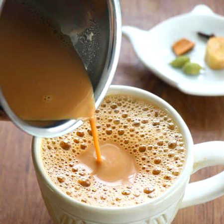 “گرم چائے کا پہلا گھونٹ دل کو جو سکون دیتا ہے…
وہ لمحہ خود اپنی ہی خوشبو سے مہک اٹھتا ہے.”