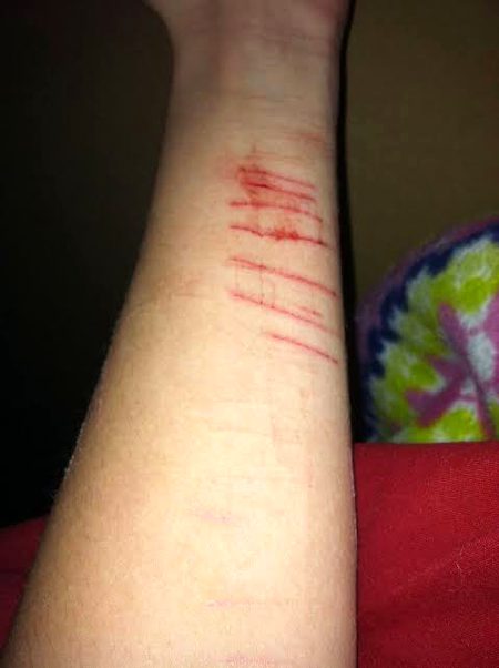 تم نے ادھوری چاہتوں کا دُکھ نہیں دیکھا شاید ۔۔!!
میں کسی روز تمہیں اپنی تصویر دکھاؤں گا۔۔!!