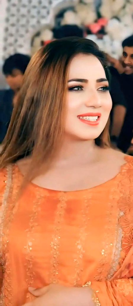 مسئلوں میں پڑ گئی ہوں میں
خود سے بچھڑ گئی ہوں میں
تونے اک ڈور کھینچی تھی
اندر تلک ادھڑ گئی ہوں میں
بالکل ویسی کی ویسی ہوں
کب کہا کہ سدھر گئی ہوں میں
ٹھوکریں کھا کر زمانے کی
کتنا نکھر گئی ہوں میں
بے وفائی تم نے کی اور
زمین میں گڑ گئی ہوں میں
ہاں مجبور ہوں اپنے دل سے
تیرے پیچھے ہی پڑ گئی ہوں میں
تجھ سے وفا نبھانے کے لیے
ہر حد سے گزر گئی ہوں میں
تونے دل میں بسایا تھا
اب دل سے اتر گئی ہوں میں
دیکھ تیری محبت کی خاطر
اپنے قبیلے سے لڑ گئی ہوں میں
اپنی لاش اٹھائے پھرتی ہوں
نہ سمجھو کہ مر گئی ہوں میں
"تجھ کو بھول جاؤں گی"
یہ کہہ کر مکر گئی ہوں میں