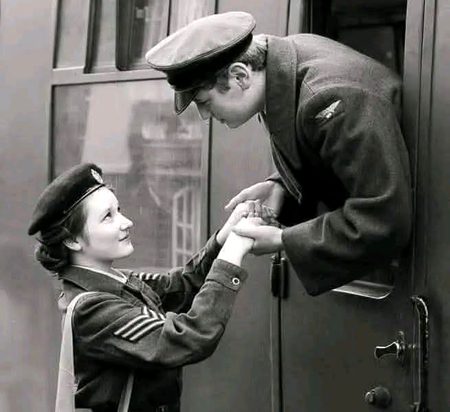 شمس تبریزی نے "محبت کے چالیس اصول،
لکھنے کے بعد آخر میں لکھا،
" کوئی بھی شخص تمہیں تمہارے عروج میں چُن سکتا ہے، لیکن میں تمہیں اُس وقت بھی چُنوں گا جب تم بجھ جاؤ گے، یقین رکھو کہ اگر میں نے روشنی کہیں اور بھی دیکھی، تو بھی میں تمہاری تاریکی کو چنوں گا_!!
🖤🥀