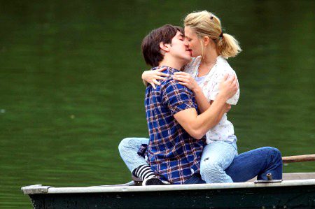 So cute kiss 💋 style😍