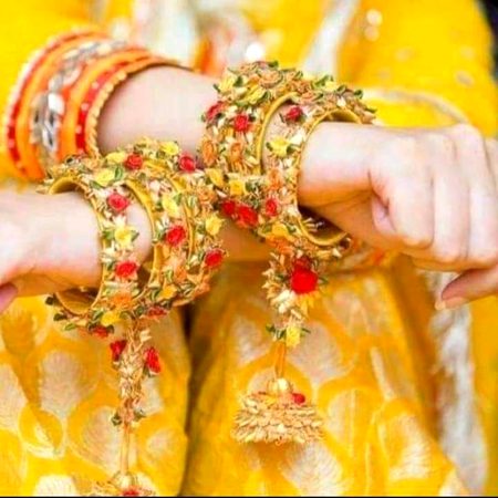 بس تم سے گفتگو ہو فقط😍
دنیا کی چاہتوں سے مطلب نہیں مجھے❣️