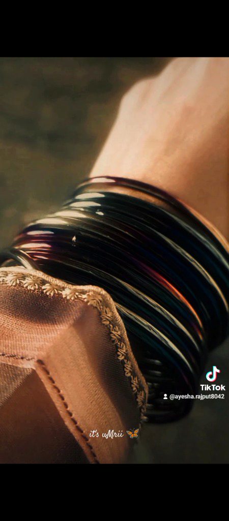 میں ٹھکرا دوں سونے کے کنگن بھی وہ آئے تو سہی کانچ کی چوڑیاں لے کے 💞