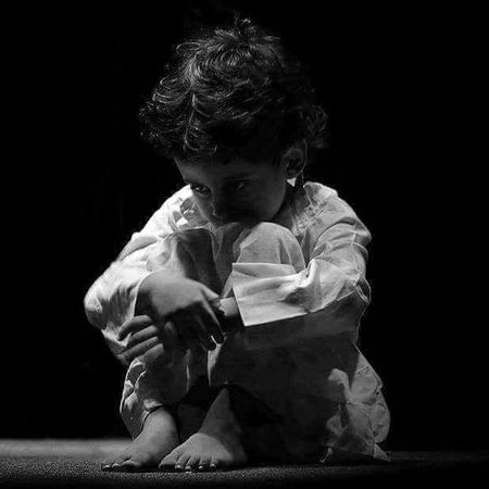 تنہا رہتا ھوں میں دن بھر بھری دنیا میں
دن بُرے ھوں تو پھر احباب کہاں آتے ھیں ۔۔!