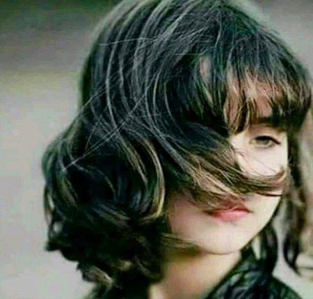 اپنے اندرونی حالات سے لڑتے ہوئے خود کو پر سکون ظاہر کروانا
اور ذہنی تھکن کے باوجود اپنے چہرے پر مسکراہٹ سجا لینا بہت مشکل ہوتا ہے 🖤