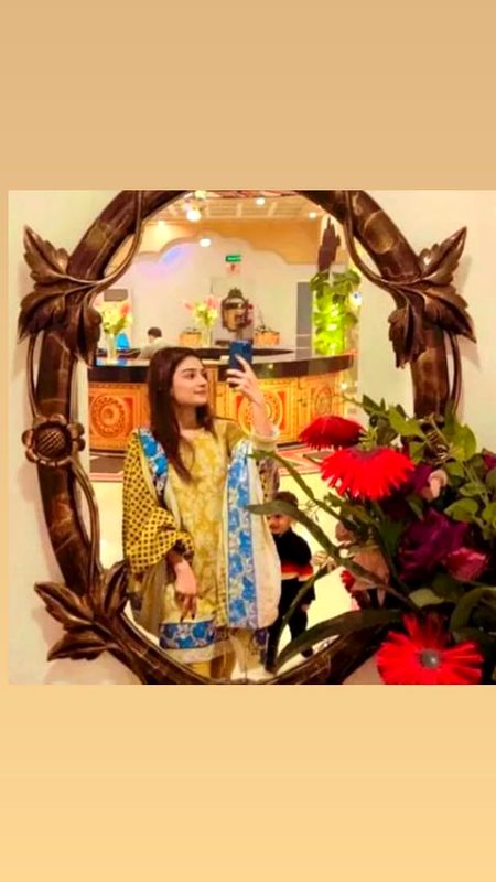 میں شیشہ ہوں اس لیے کم ظرف لوگوں کو چُبھتی ہوں🔥
لوگ مجھ میں اپنا عکس دیکھ کر اپنی اوقات ناپ لیتے ہیں👎😏
