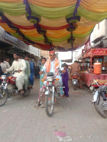 عیدیں اُداس نہیں کرتی باتیں اُداس کرتی ہیں
بچھڑے ہوؤں کی یادیں اُداس کرتی ہیں