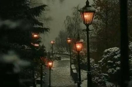 احباب خود ہی چلے گئے مشکل میں دیکھ کر
 ہمکو چراغ بجھانے کی زحمت نہیں ھوئی