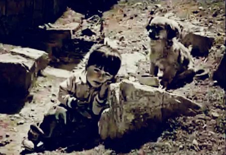 یوں ہی ہنستے ہنساتے چل بسیں گے اک دن
 ہم نے درد پہ دربان مُسکراہٹ کو بٹھا رکھا ہے....!!🖤