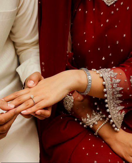 میں چاہتا تھا۔۔؛  تمہیں معلوم ہو کہ ہم دونوں کے درمیان بڑھتا ہوا خاموشی کا دورانیہ مجھے کتنی تکلیف دیتا ہے کہ میرے ساتھ ہنسنا اور میرے ساتھ رونا تمہاری زمہ داری تھی۔۔
۔۔۔جس سے تم بھاگتی رہی ہو۔۔
کہ تمہارا پیچھا کرتے کرتے میں کتنا تھک گیا ہوں اور اب میں بیٹھنا چاہتا ہوں کہ۔۔ تم بھی میرے ساتھ بیٹھ جاو!!
تمہارا ہاتھ تھامے ایک دنیا دیکھنی تھی ؛ مجھے افسوس ہے کہ ہم اس میں سے کچھ بھی نہیں دیکھ سکے۔ ہاں مگر ہم نے چند اک خواب ساتھ دیکھے تھے۔۔