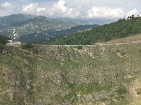 ڈونگی گلی دھیرکوٹ. 
اسلام آباد سے تقریباً 121 کلومیٹر دور 3 گھنٹے کی مسافت پر دھیرکوٹ سے 3 کلومیٹر کے فاصلے ایک بہترین تفریحی مقام.