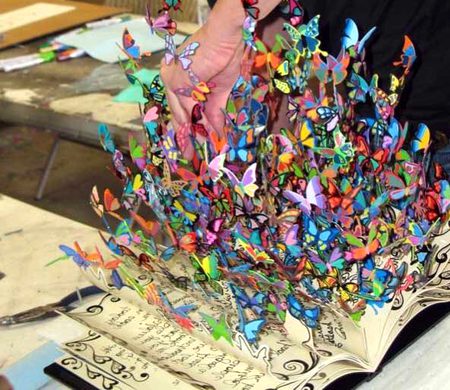 ﻟﮑﮭﯽ ﮨﮯ ﺟﺐ ﺳﮯ ﺗﯿﺮﮮ ﺣﺴﻦ ﭘﮧ ﺍﮎ ﻏﺰﻝ 
ﺗﺘﻠﯿﺎﮞ ﻣﯿﺮﯼ ﮈﺍﺋﺮﯼ ﮐﺎ ﻃﻮﺍﻑ ﮐﺮﺗﯽ ﮨﯿﮟ