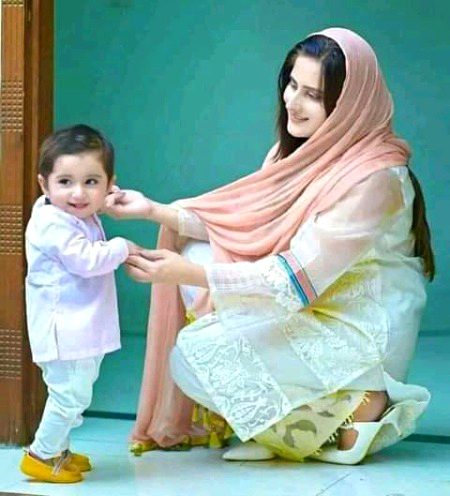 Chupke se dhadkan me utar jaayenge,
Raahe-Ulfat mein had se guzar jaayenge,
Aap jo hamein itna chahenge,
Hum to aapki saanson me pighal jaayenge..d5