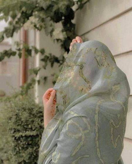 وہ لڑکی دکھوں کی ماری ھو سکتی ھے___
ورنہ وہ تو اور بھی پیاری ھو سکتی ھے
دیکھ!ڈوپٹہ لے کر گھر سے نکلا کر
دیکھ ! ہوس تو سب پہ طاری ھو سکتی ھے
ان آنکھوں میں تھوڑا کاجل ڈالا کر
ان میں تھوڑی اور خماری ھو سکتی ھے🔥 Mahii 💔