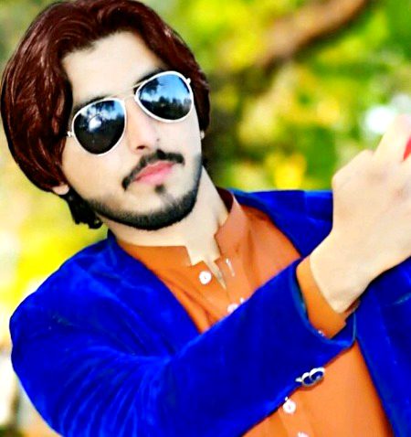 لفظ کہہ رہے تھے اس کے ۔۔آؤں گا واپس۔۔۔
Chaand 💔
لہجہ اس  کا  آخری  ملاقات  جیسا  تھا۔۔۔