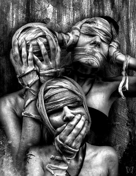 میت کو میری دیکھ کر انجان بن گیا
غیروں سے پوچھتا ہے یہ کون مر گیا!!😥