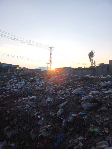 بس ایک لاحاصل سی ہو گئی ہے زندگی 
😐
سفر بھی روز کا ہے اور جانا بھی کہیں نہیں