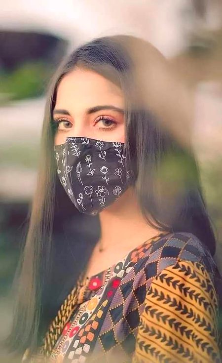 بے اعتبار شخص تھا سو وار کر گیا🥀
لیکن میرے شعور کو بیدار کر گیا.
کچھ میں نے اشتعال میں شکوے گلے کئے 
کچھ وہ شکایتیں سر بازار کر گیا.
پہلے وہ میری ذات کی تعمیر میں رہا 
پھر مجھ کو اپنے ہاتھ سے مسمار کر گیا.
وہ آ ملا تو فاصلے کٹتے چلے گئے 
بچھڑا تو راستے میرے دشوار کر گیا🔥 Mahii 💔