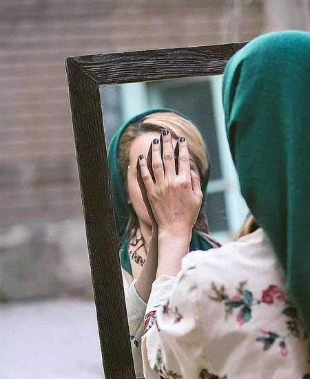 آئینــــہ وہ واِحـِد ساتھی ہــــے -
جو آپ کے ہنسنے پہ ہنستا ہے - اٌور آپکــے رٌونے پہ روتا ھـــے •