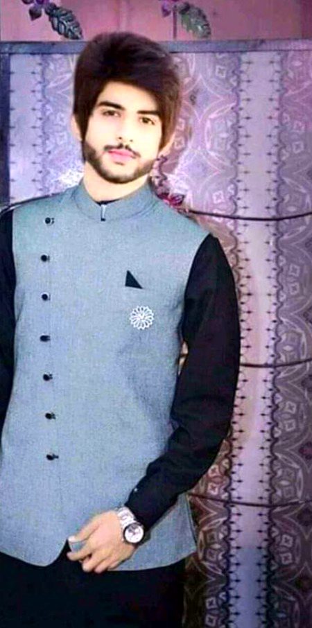 پارساؤں کی دنیا میں گنہگار ہوں میں
سب کردار کے اچھے۔۔ بدکردار ہوں میں 🍁🍁