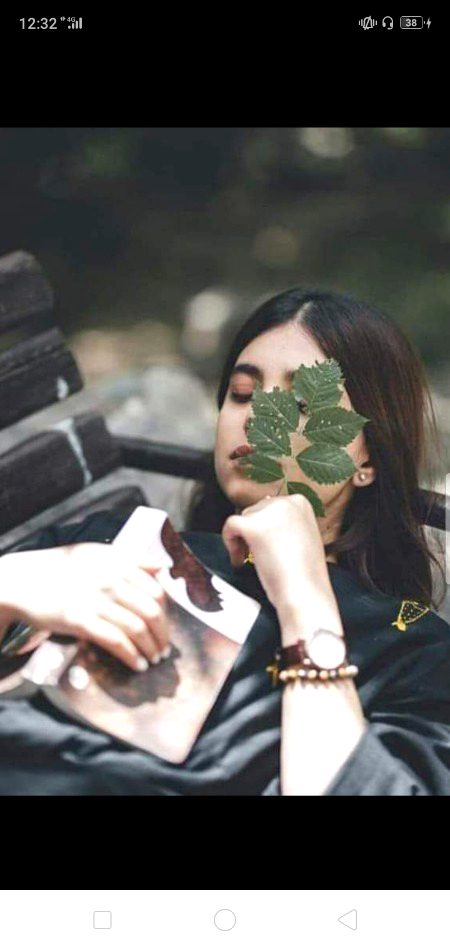 کتنے چہرے ہیں نئے آنکھ میں آتے جاتے
ہاۓ جاتی ہی نہیں سوچ پرانی دل سے🔥 MAHii 💔