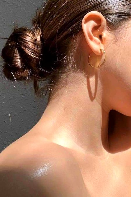 اُس کی گَردن چُومنے کے لیے
 مِنَتیں کی ہیں ہونٹوں نے۔😍
SaDQaY Umaar