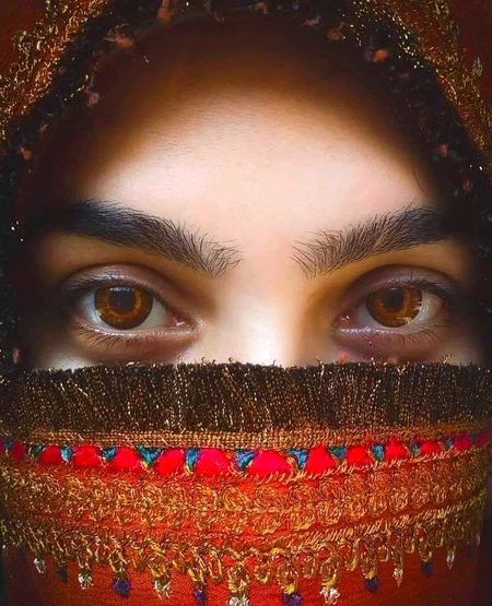 بد نظر سان بخاري گھوري ڏسڻ آ گناھ 
پر جي ڪوئي اچي نماڻو نھاري تـ پوء ڇا ڪجي.