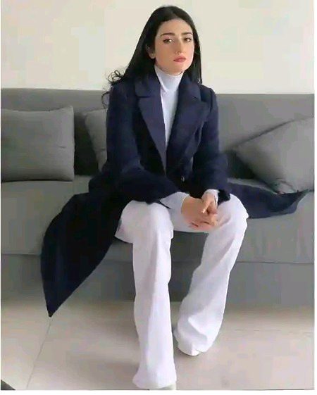 حقیقت بے رحم ہوتی ہے۔
یہ تمہیں سکھاتی ہے کہ اپنے جذبات ظاہر کرنا تمہیں کمزور بنا دیتا ہے۔
اسی لیے میں نے دل کے گرد مظبوط دیواریں کھڑی کر لیں—✨
اس لیے نہیں کہ میں سرد مزاج ہوں، 
بلکہ اس لیے کہ میں بار بار زخمی ہو کر تھک چکی تھی۔