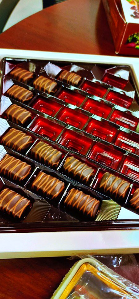 Aao date filled chocolste khilaun woh b Turkish...m5